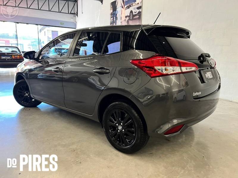 TOYOTA - YARIS 1.5 16V XL PLUS TECH FLEX AUTOMÁTICO - 2021/2022 - CINZA - R$ 84.900,00