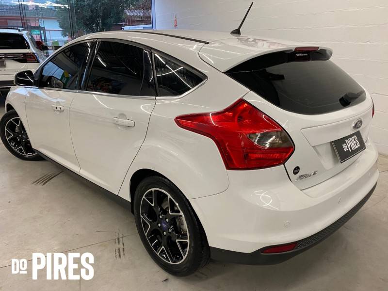 FORD - FOCUS - 2014/2015 - Branca - R$ 59.900,00