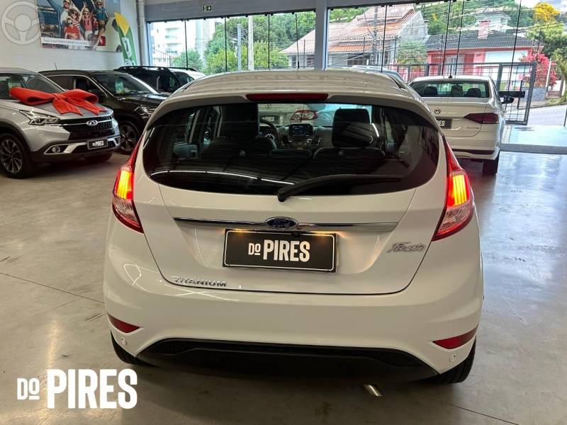 FORD - FIESTA 1.6 TITANIUM HATCH 16V FLEX 4P AUTOMÁTICO - 2018/2018 - BRANCA - R$ 61.900,00
