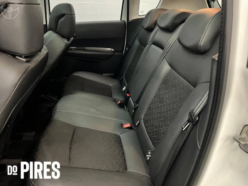 PEUGEOT - 3008 1.6 GRIFFE THP 16V 4P AUTOMÁTICO - 2014/2015 - BRANCA - R$ 57.900,00