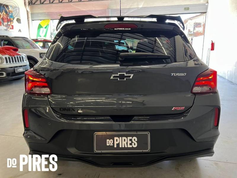 CHEVROLET - ONIX 1.0 HATCH RS 12V TURBO 4P AUTOMÁTICO - 2023/2024 - CINZA - R$ 96.900,00