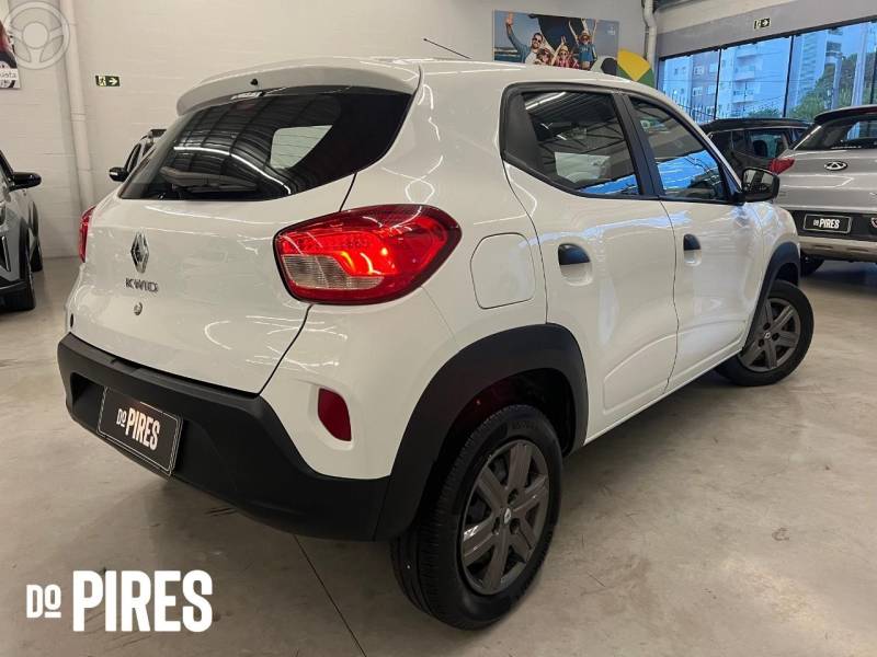 RENAULT - KWID 1.0 12V SCE FLEX ZEN MANUAL - 2022/2023 - BRANCA - R$ 49.900,00