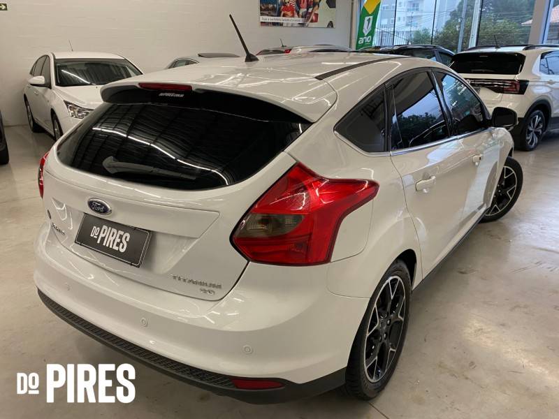 FORD - FOCUS - 2014/2015 - Branca - R$ 59.900,00