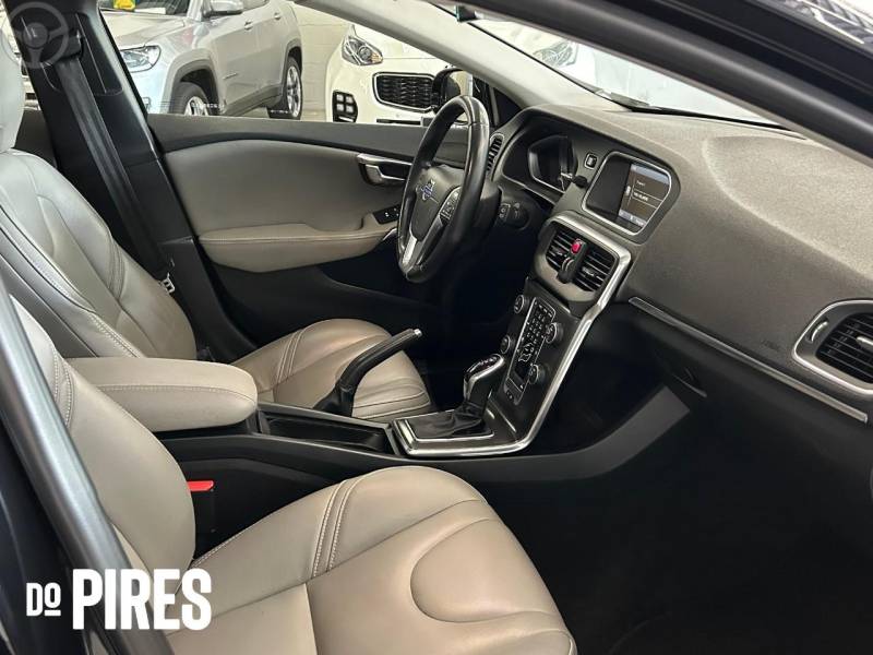 VOLVO - V40 2.0 T4 DYNAMIC TURBO 4P AUTOMÁTICO - 2013/2014 - PRETA - R$ 69.900,00